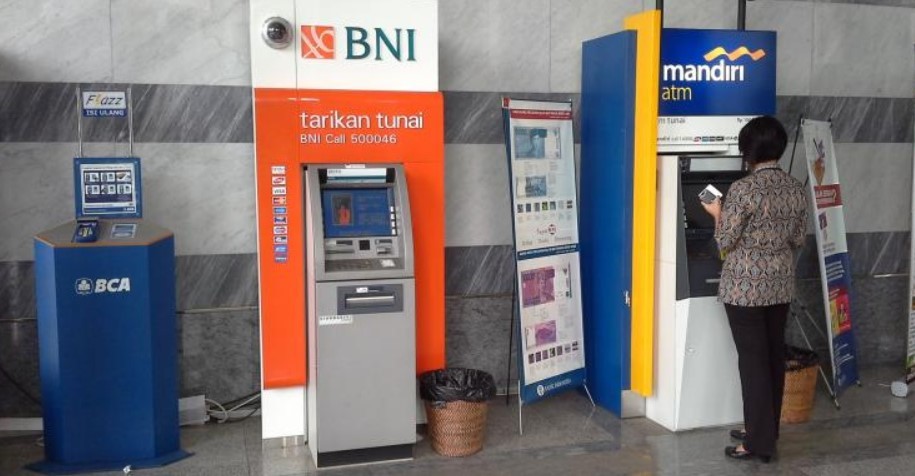 apakah ambil uang di atm bersama kena biaya terbaru