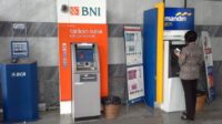 atm bersama tarik tunai biaya lewat mesin umum bca simak nasabah memberikan tujuannya ditempat disediakan fasilitas kartu agar